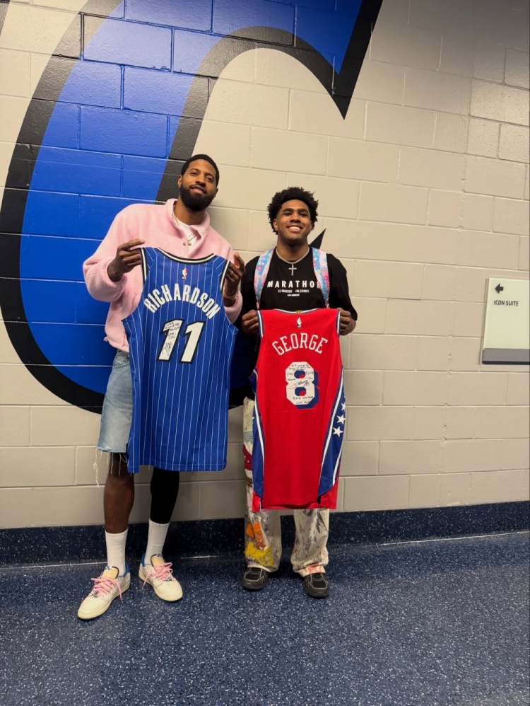 开云体育网址-差着辈分！乔治和魔术理查德森合影 后者曾是乔治AAU球队球员